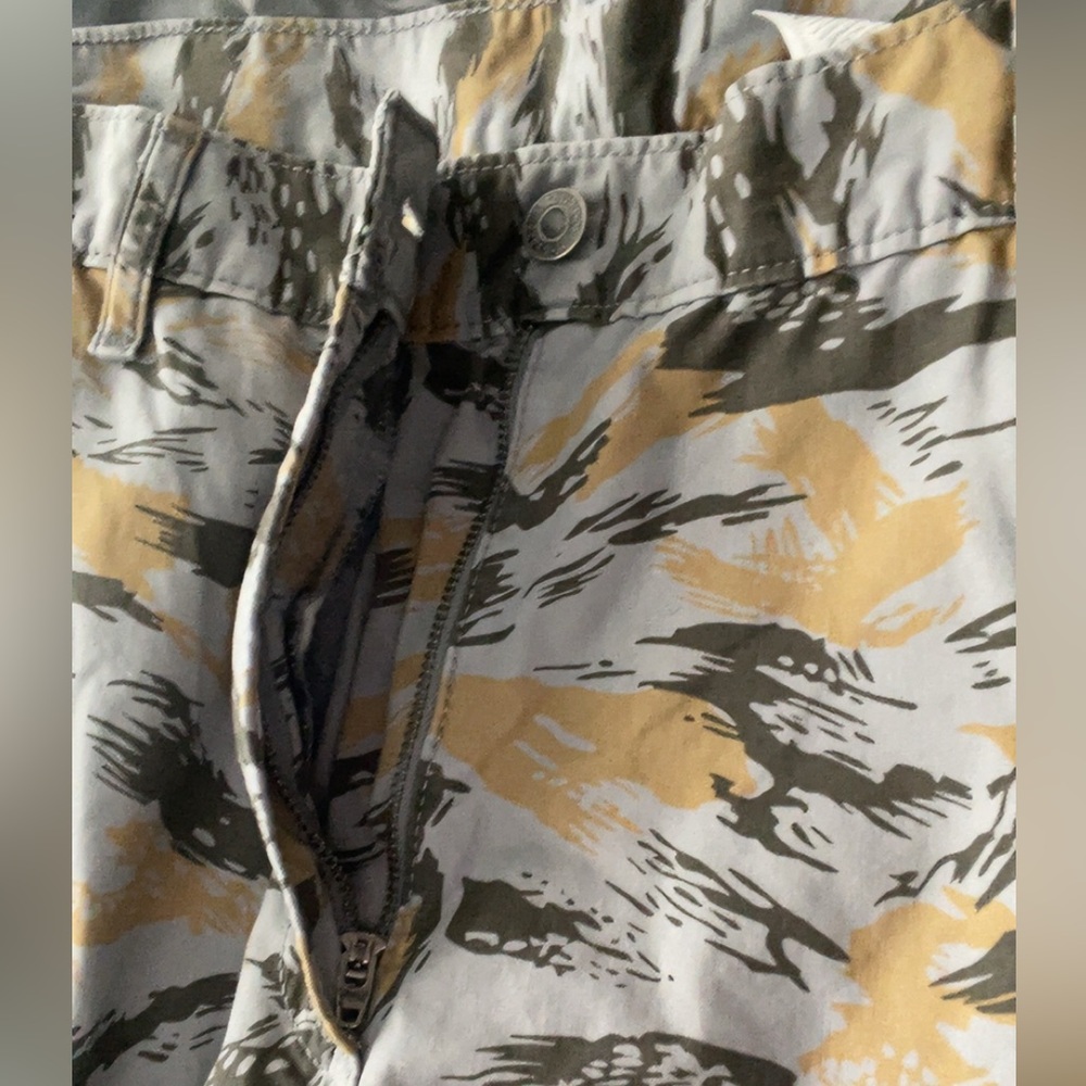 Levi's Men’s Camouflage Pants - Picture 2 of 7